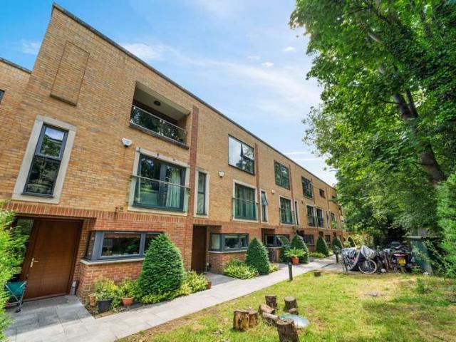 Property for sale in Stroud Green, Greater London