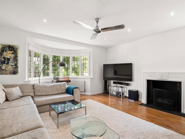 House for rent in Brondesbury, Greater London