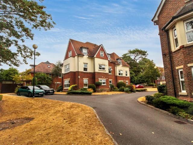 Apartment for rent in Branksome Chine, Branksome Park