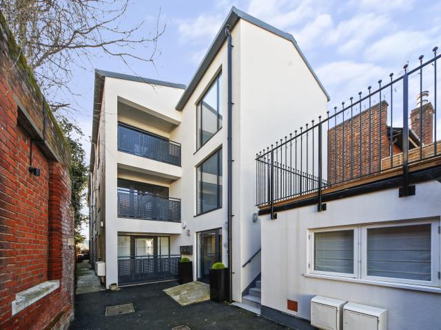 Apartment for rent in Row Town, Surrey