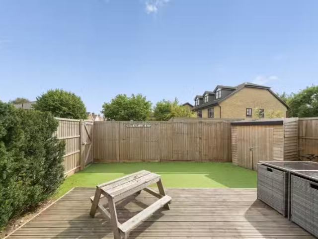 Apartment for rent in Blackhills, Surrey