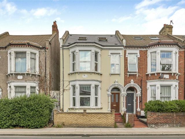 Apartment for rent in Furzedown, Greater London