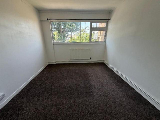 House for rent in How Wood, Five Acres