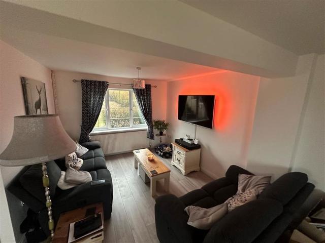 House for rent in Tonyrefail, Coedely