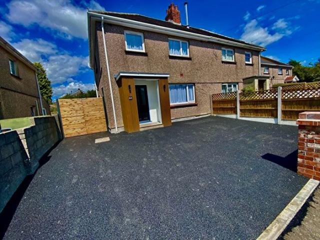 Apartment for rent in Three Crosses, Wales