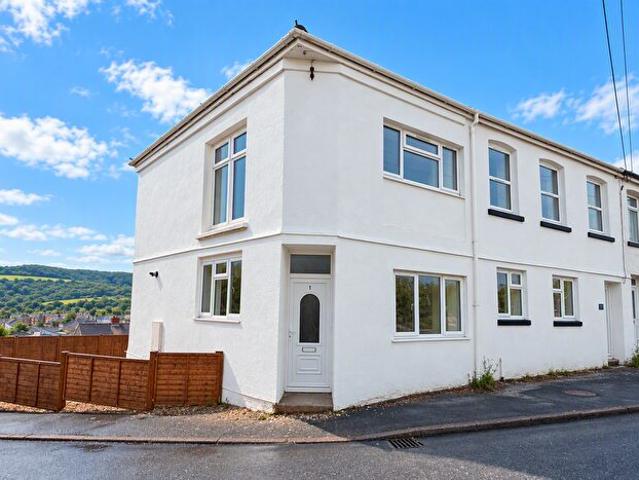 Apartment for rent in Pont-henri, Wales