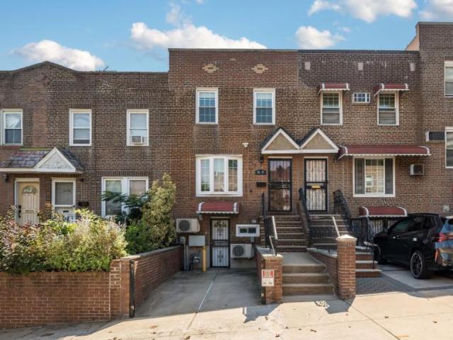 Townhouse for sale in Queens, Arverne