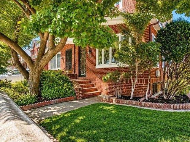 House for sale in Queens, Arverne