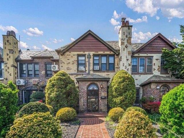 House for sale in Queens, Arverne