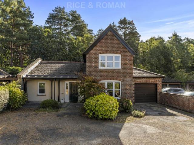 House for sale in Heol-las, Surrey