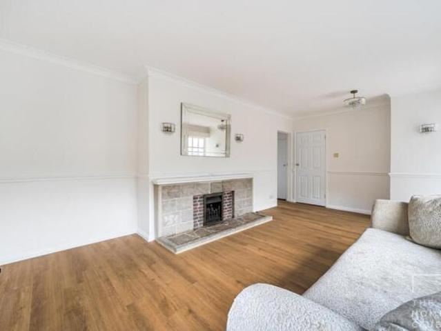 Bungalow for rent in Fairlands, Guildford