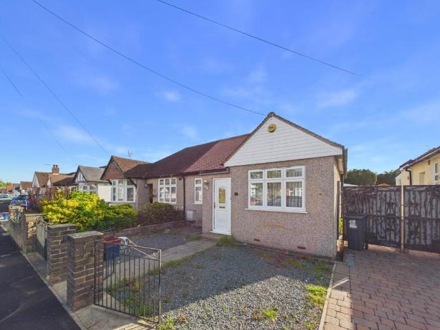 Bungalow for sale in London Borough of Hounslow, Feltham
