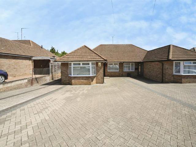 Bungalow for sale in Dunstable, Bedfordshire