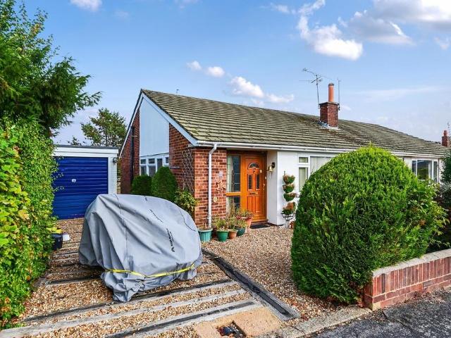Bungalow for sale in Blackwater, Hart