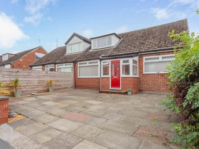 Bungalow for sale in Ellenbrook, Salford