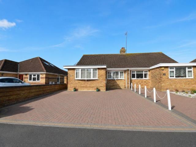 Bungalow for sale in Spring Park, Luton