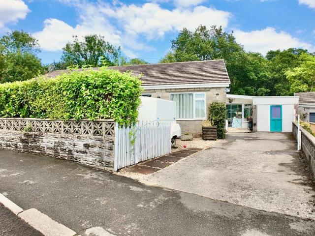 Bungalow for sale in Crumlin, Wales