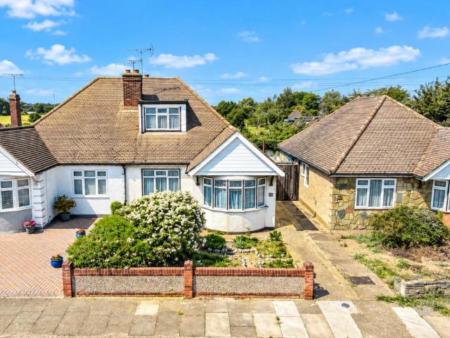 Bungalow for sale in Stifford Clays, Grays
