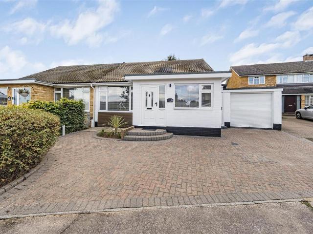 Bungalow for sale in How Wood, Five Acres