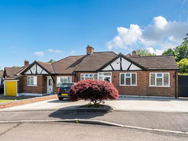 Bungalow for sale in Harrow Weald, Greater London