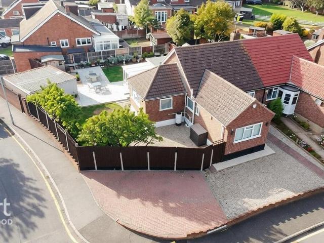 Bungalow for sale in London Borough of Havering, Greater London