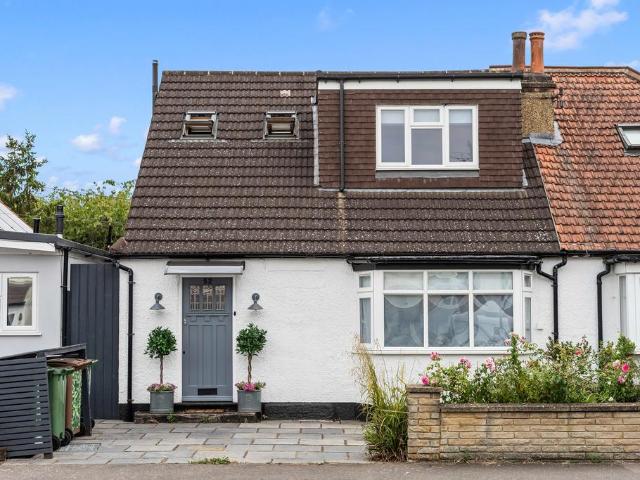 Bungalow for sale in Worcester Park, Greater London
