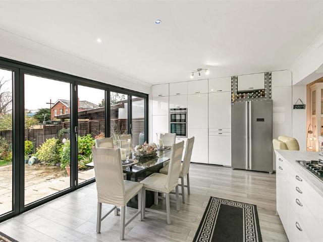 Bungalow for sale in Worcester Park, Greater London