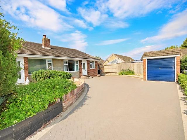 Bungalow for sale in Allington, Midway