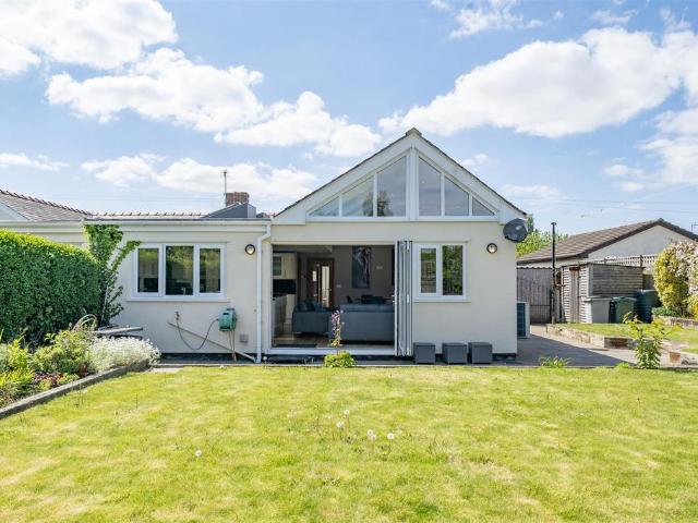 Bungalow for sale in Pensby