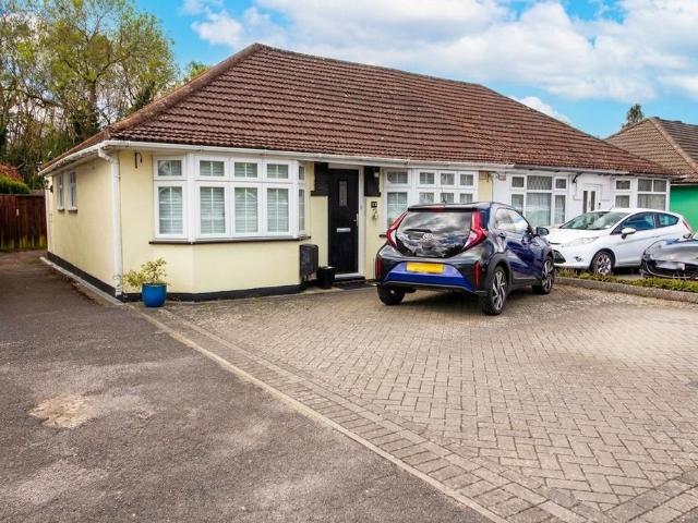 Bungalow for sale in Watford Rural, Batchworth