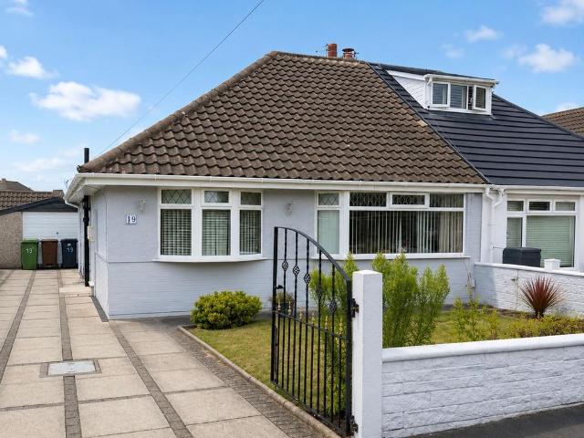 Bungalow for sale in Maghull, Sefton