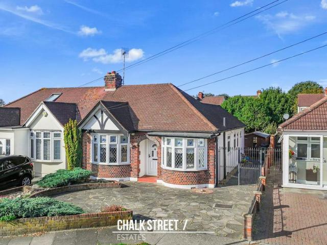 Bungalow for sale in Upminster Bridge, Greater London