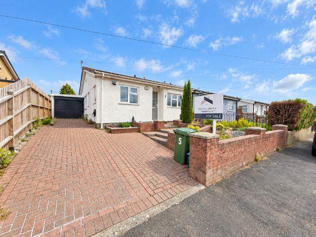 Bungalow for sale in Hirwaun