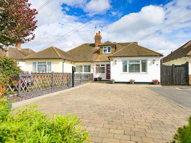 Bungalow for sale in Caddington, Bedfordshire