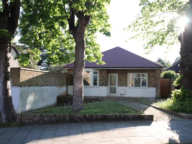 Bungalow for sale in London Borough of Hounslow, Spring Grove