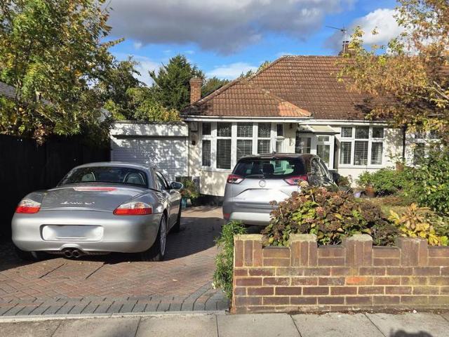 Bungalow for sale in Albany Park, Cat Hill