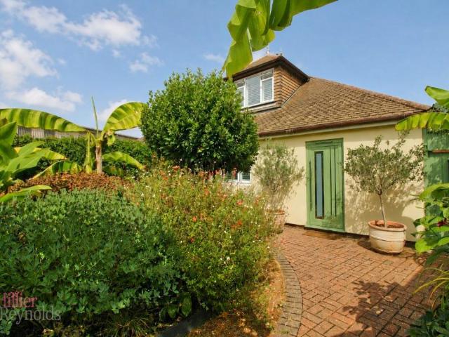 Bungalow for sale in The Butts, Kent