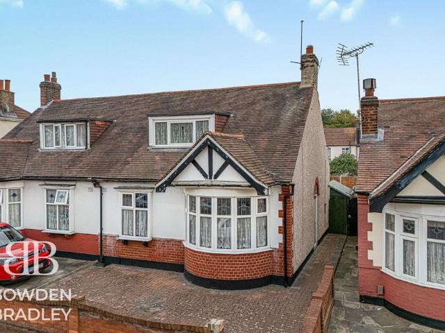 Bungalow for sale in London Borough of Redbridge, Greater London