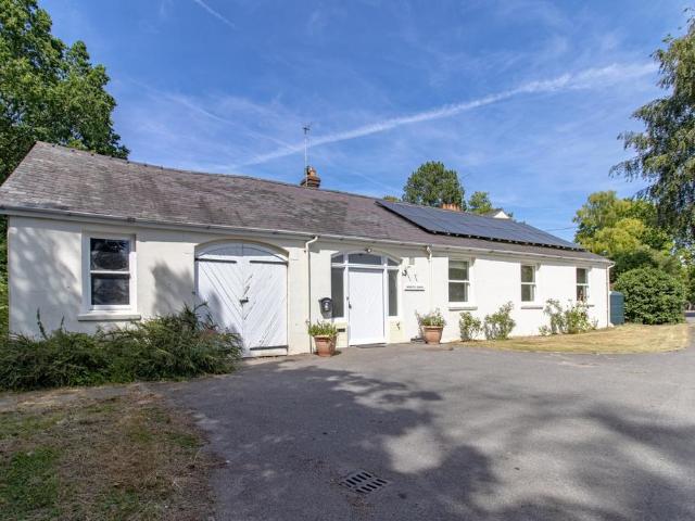 Bungalow for rent in Swarraton, Hampshire