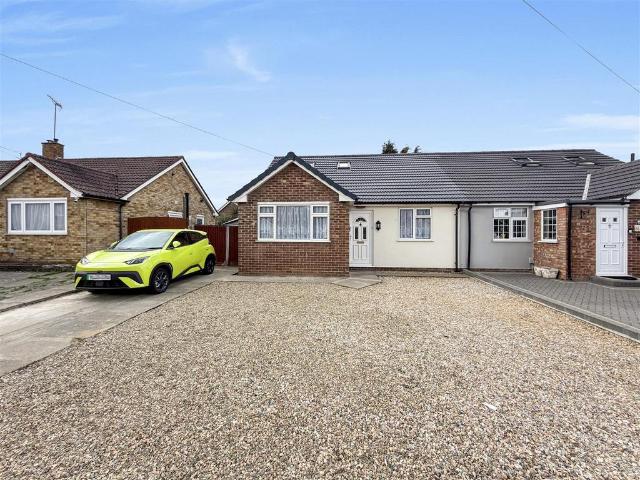 Bungalow for rent in London Borough of Hounslow, Greater London
