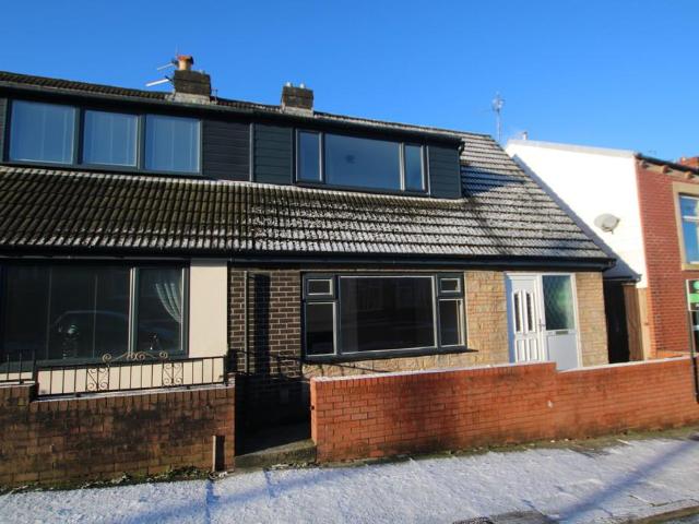 Bungalow for rent in Oakenshaw, Backburn