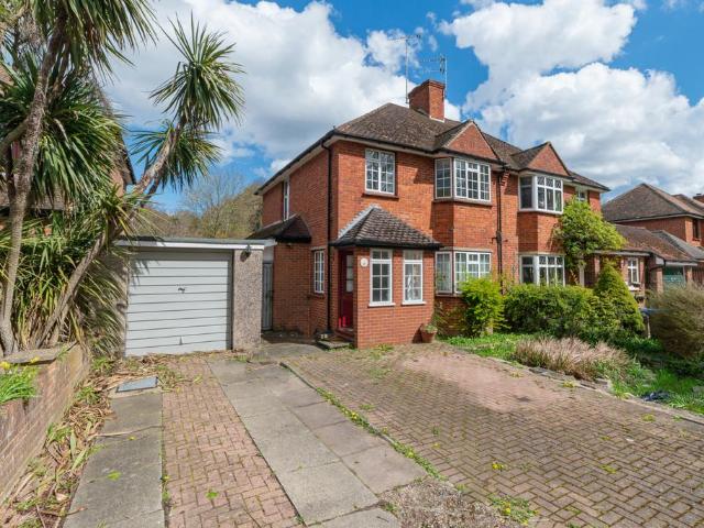 Bungalow for rent in London Borough of Croydon, Forestdale