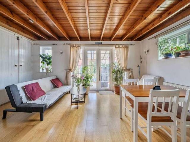 Farm for sale in London Borough of Ealing, Cat Hill
