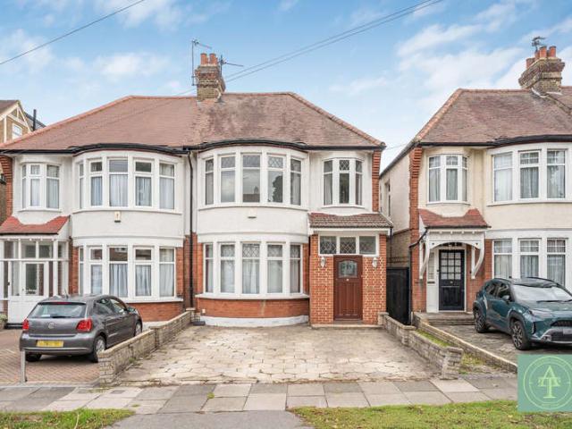 Farm for sale in Winchmore Hill, Edmonton