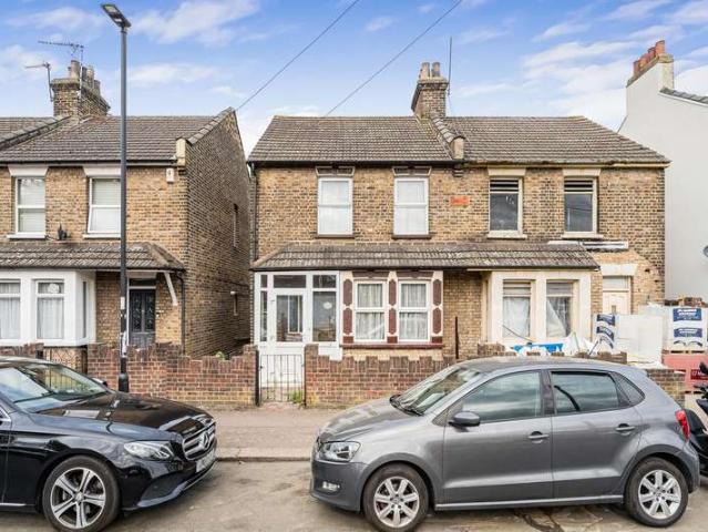 Farm for sale in Enfield Lock, Greater London