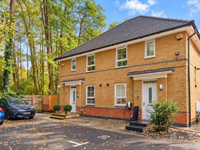 Farm for sale in Tilgate, Crawley