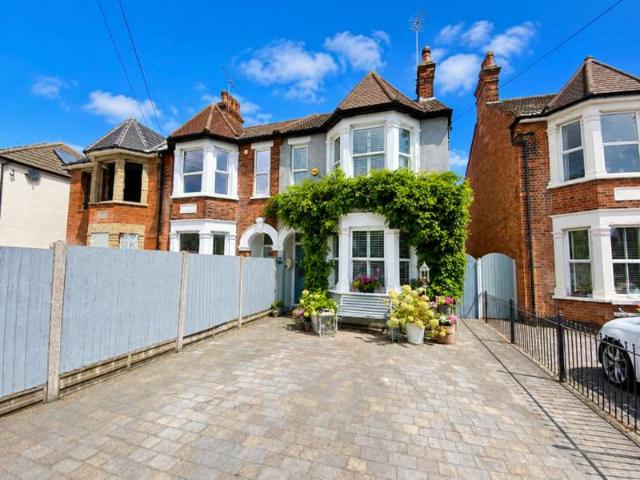 Farm for sale in Pilgrims' Hatch, Navestock Side
