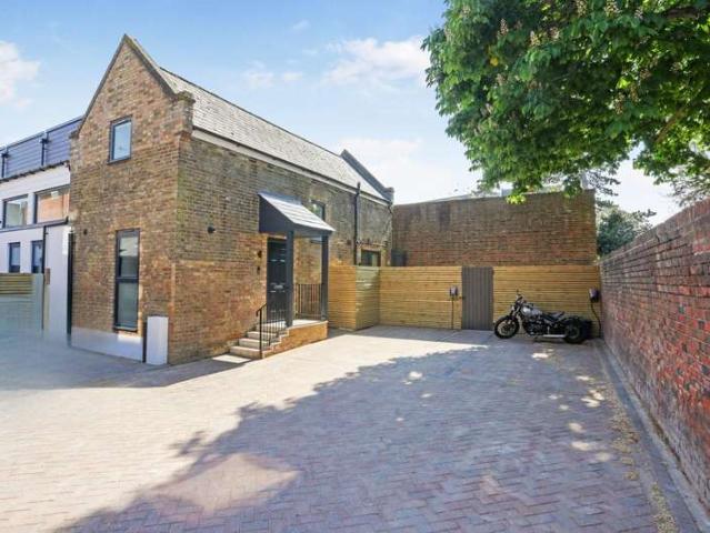 Farm for sale in Stoneleigh, Ewell