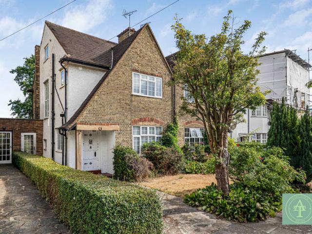 Farm for sale in Winchmore Hill, Edmonton
