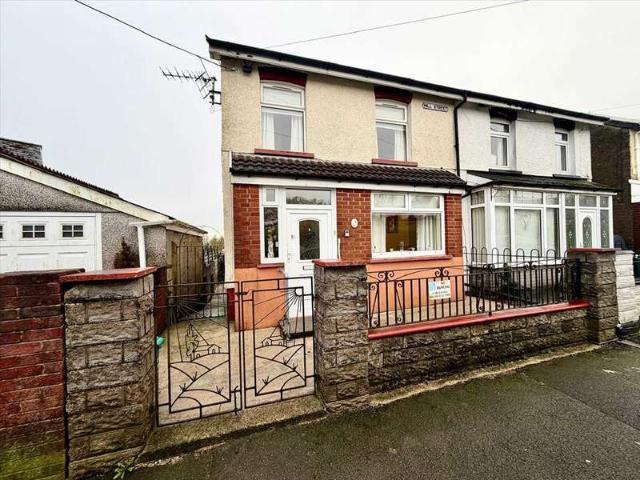 Farm for sale in Gilfach Goch, Hendreforgan